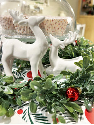 dropship from factory porcelain christmas reindeer figurines, pack 2 mini animal reindeer decor deer statues sculpture tabletop ornaments for cabinet mantel shelves fireplace home décor accents collectible figurines mass production supply